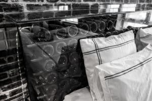 Tête de lit avec bouteilles de champagne - Epernay Tourisme