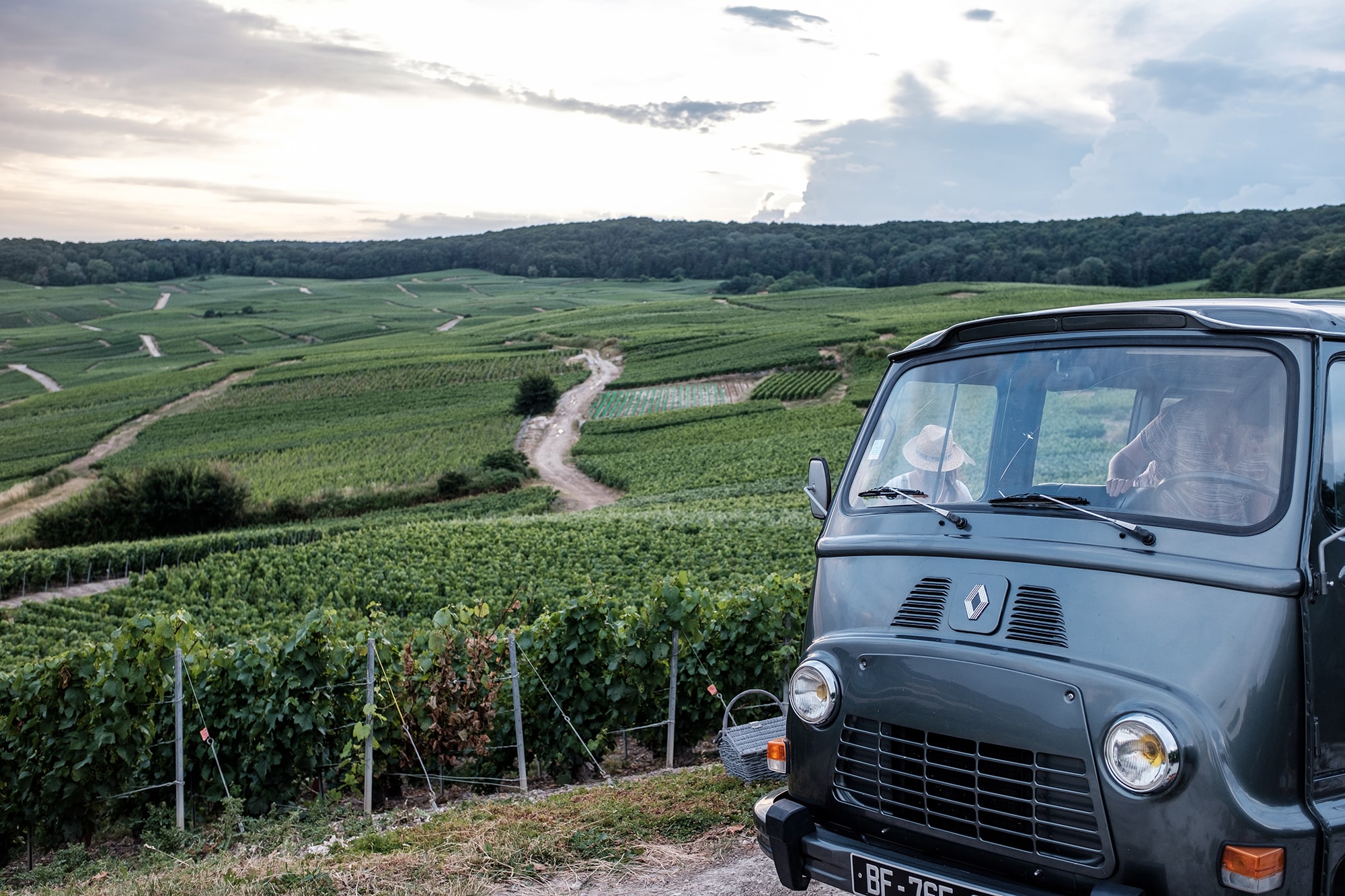Voiture vintage dans le vignoble champenois