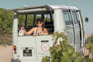 véhicule vintage dans le vignoble champenois