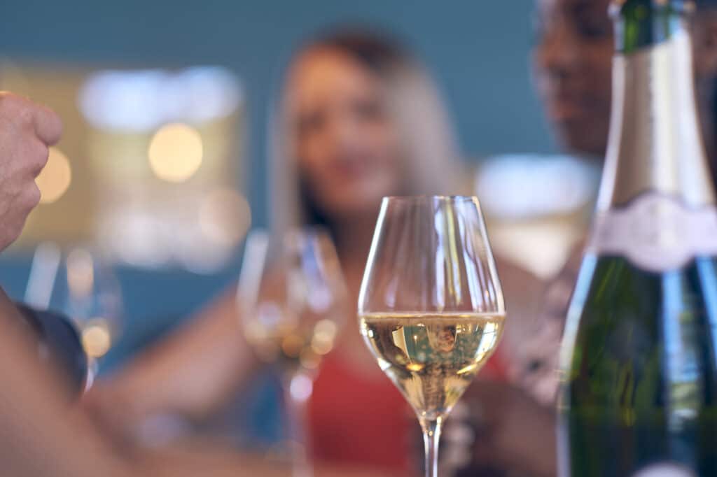 coupe de champagne au restaurant - Epernay Tourisme