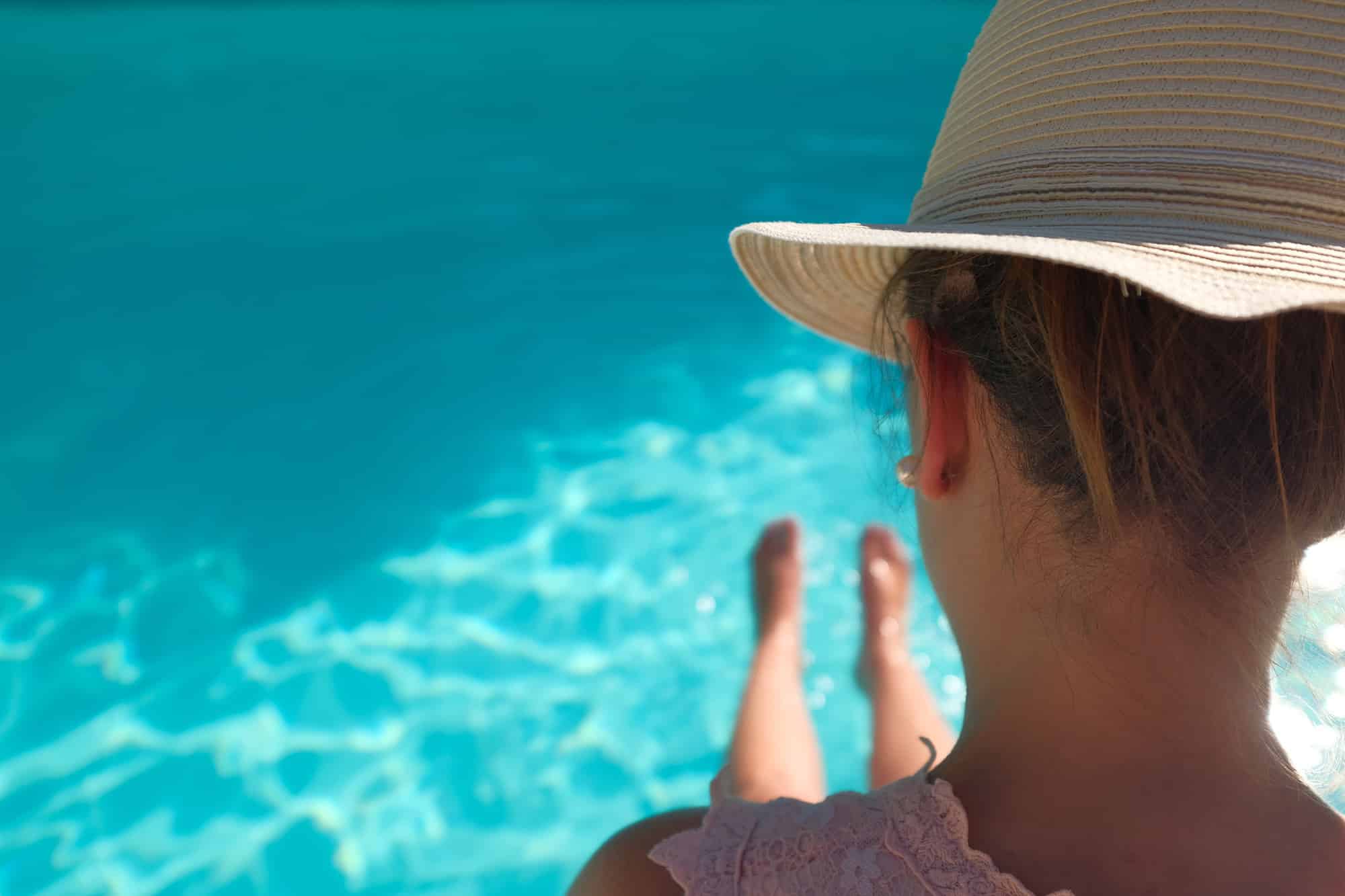 femme au bord de la piscine - Epernay Tourisme
