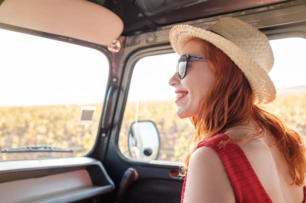 Femme souriante dans voiture - Epernay tourisme